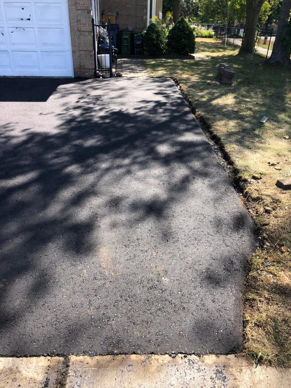 New Asphalt Driveway in Richmond Hill, Toronto